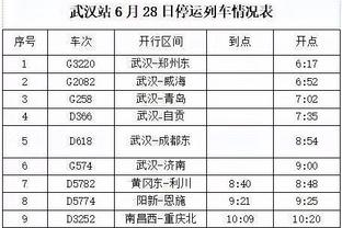 温馨！费莱尼赛后获球迷赠送特别纪念画册，将队长袖标送给球迷